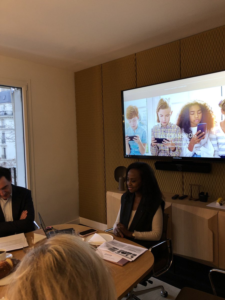 CaroleBienaime's tweet photo. #SaferInternetDay J’intervenais ce matin à la Fondation Descartes pour parler de mon essai “Les Écrans-Rois” paru @EdLObservatoire.
Merci @F_Descartes pour votre accueil et pour cet échange très enrichissant. 🚸🤳🏻💡#InternetSansCrainte https://t.co/Pdmk6rUSf5