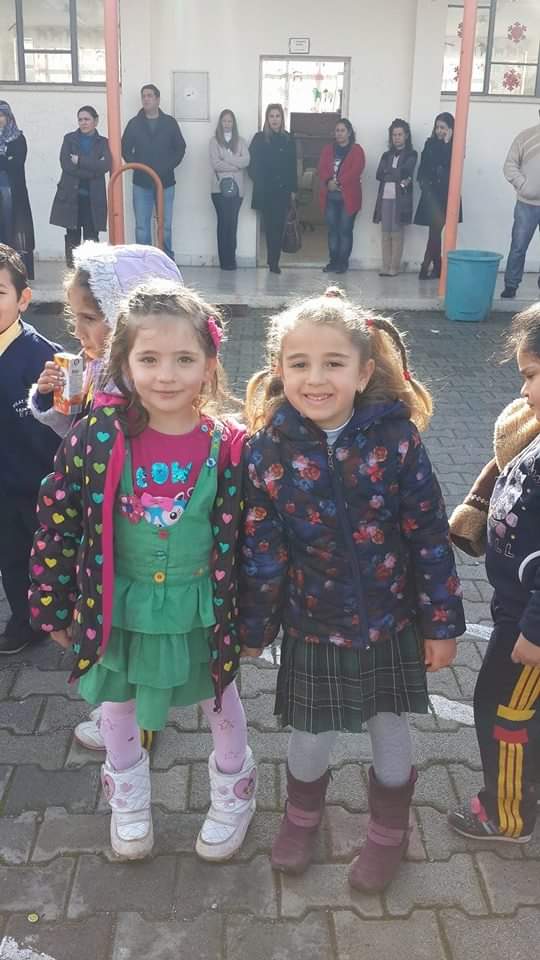 Arkadaslarina sarıldım,uzun uzun baktım nasıl görüneceğini Hayal ederek.1yıl diyorlar ama ben hep sen de kaldım.Bir emzikte,ışıltılı mor bir elbisede,krem bir bluzda,bol paça bir kot pantolonda.Bebekligin çocukluğun, kısacık genç kızlığın.hep burdasın Hayal'im #isiasortakdavamız