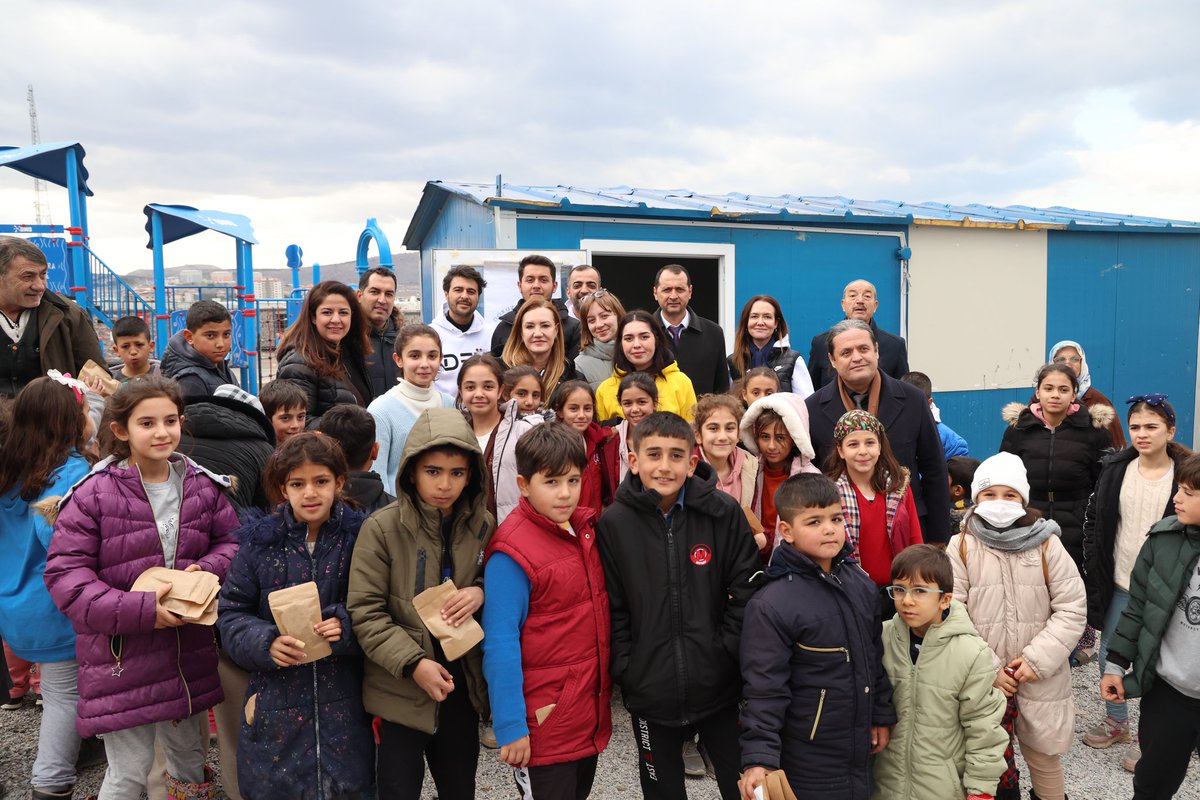 Rektörümüz <a href="/hotar_nukhet/">Prof. Dr. Nükhet Hotar</a>: "Malatya Teknokent Geçici Konaklama Merkezi'nde DEÜ ailemizi yaşadıkları acılara rağmen büyük bir misafirperverlikle karşılayan, bölgedeki hizmet seferberliğimizden dolayı bizlere içtenlikle teşekkür eden tüm vatandaşlarımıza bizler de teşekkür ediyor;
