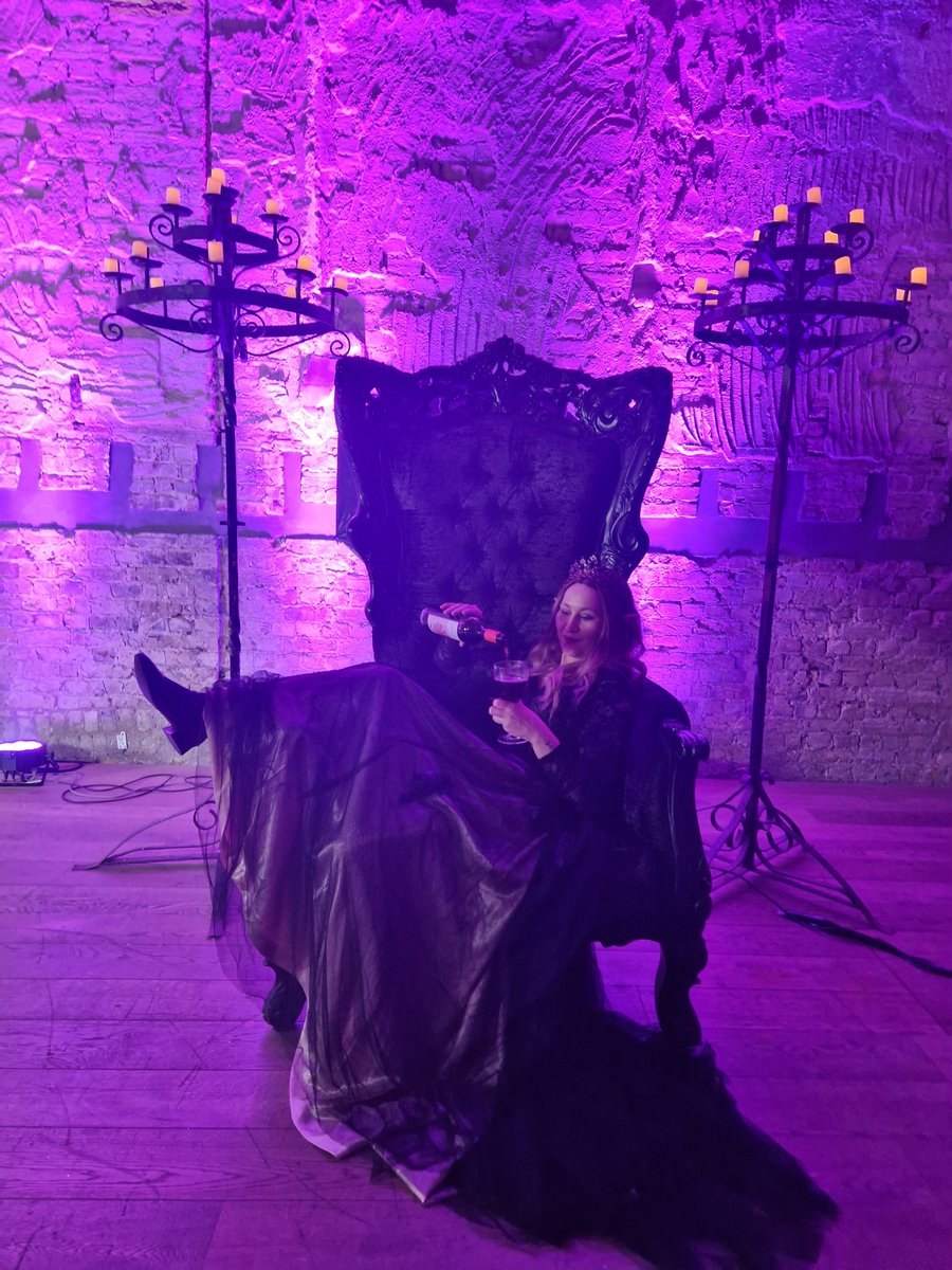 I went to the Nightcourt Ball in London on Saturday as Nesta and it was a blast. ❤️ I couldn't help but be amazed that I didn't take enough pictures. But one or two pictures with Rhys and Cassian still popped out. #gauntletsandgowns #nightcourtball #acotar #nestaarcheron #cosplay