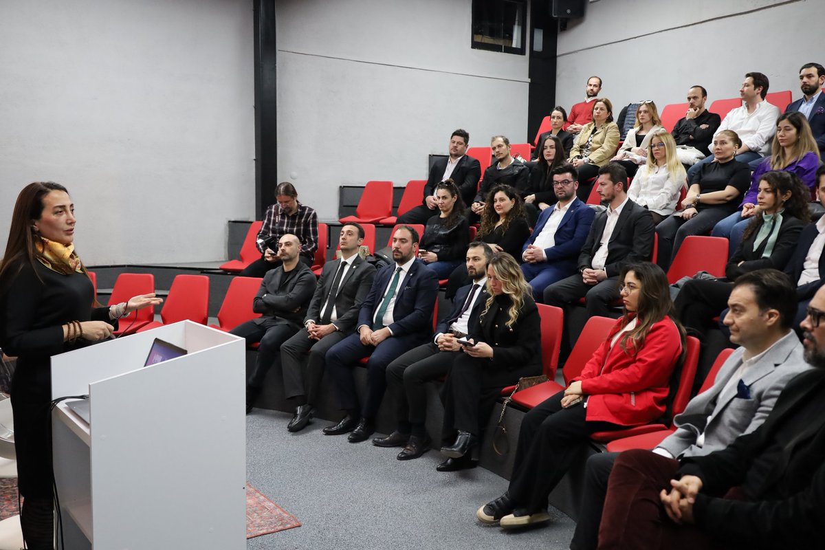izmirkizilay's tweet photo. Türk Kızılay İzmir İl Merkezi olarak Türkiye Genç İş İnsanları Derneği Ege Şubesi ile beraber "Deprem ve İlk Yardım Farkındalık Semineri" ne katılım sağladık. 
#SensizOlmaz #Kızılay #Tugiad https://t.co/fWO2UQMAaL