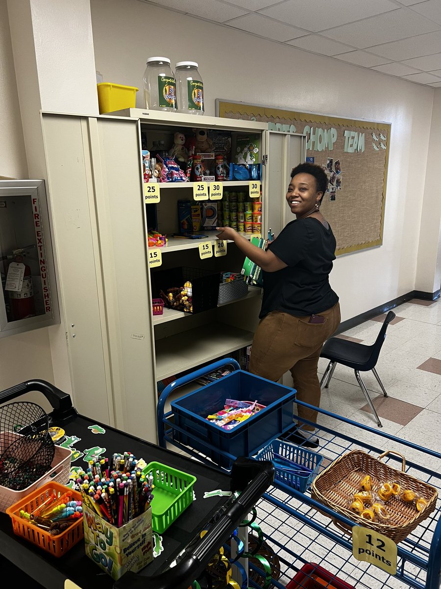 Southgate_Gator's tweet image. Shout out to Ms. White, our PBIS incentive manger, relocating our Gator Bait Store!! 
#PBIS #ClassDojo