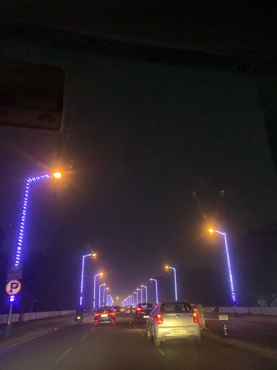 em_basu's tweet image. In umr se lambi sadkon ko
Manzil pe pahunchte dekha nahin
Bas daudti phirti rehti hain
Hum ne to theherte dekha nahin..

#SampooranSinghKalra
#BhupinderSingh