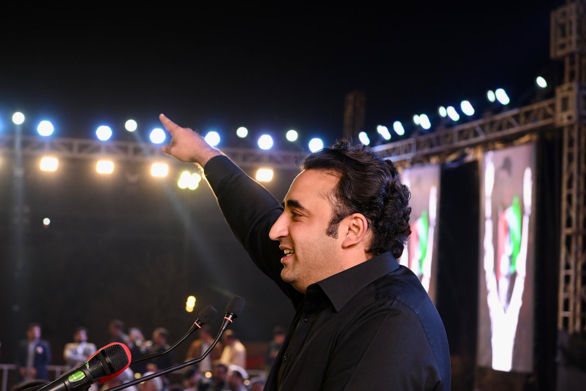 psfmansoor's tweet photo. چیرمین بلاول بھٹو زرداری نے لاڑکانا میں خطاب میں کہا وزیراعظم بنتے ہی سب سے پہلے دو کام کرونگا
ایک نفرت اور تقسیم کی سیاست کا خاتمہ کر کے پورے ملک کو ایک ساتھ جوڑونگا
دوسرا اس ملک کے غریب عوام کو رلیف دونگا۔
@BBhuttoZardari 
#چنو_نئی_سوچ_کو https://t.co/vPCs8z0NaK