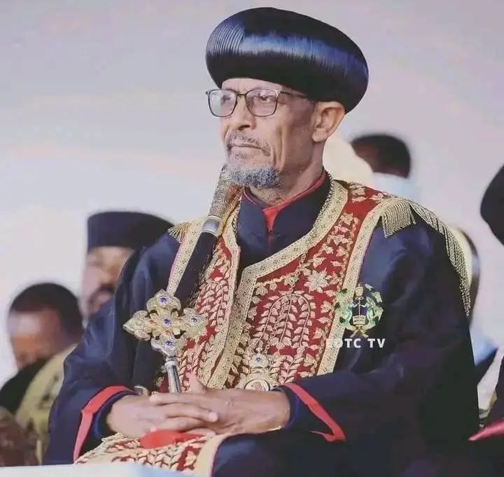 SolomonHailem17's tweet photo. እነኚህ አባት በዜግነት ኢትዮጵያዊ አይደሉም። ኢትዮጵያ ውስጥ ለመኖርም ሆነ ለመግባት ህጋዊ ፈቃድ ልኖራችው ይገባል። ይችህ ሀገር ደሃ ሰለሆነች ብቻ ማንም እንደፈለገ እየገባ የሚወጣበት ስርዓት ልያበቃ ይገባል። https://t.co/fQRmxJy1j2