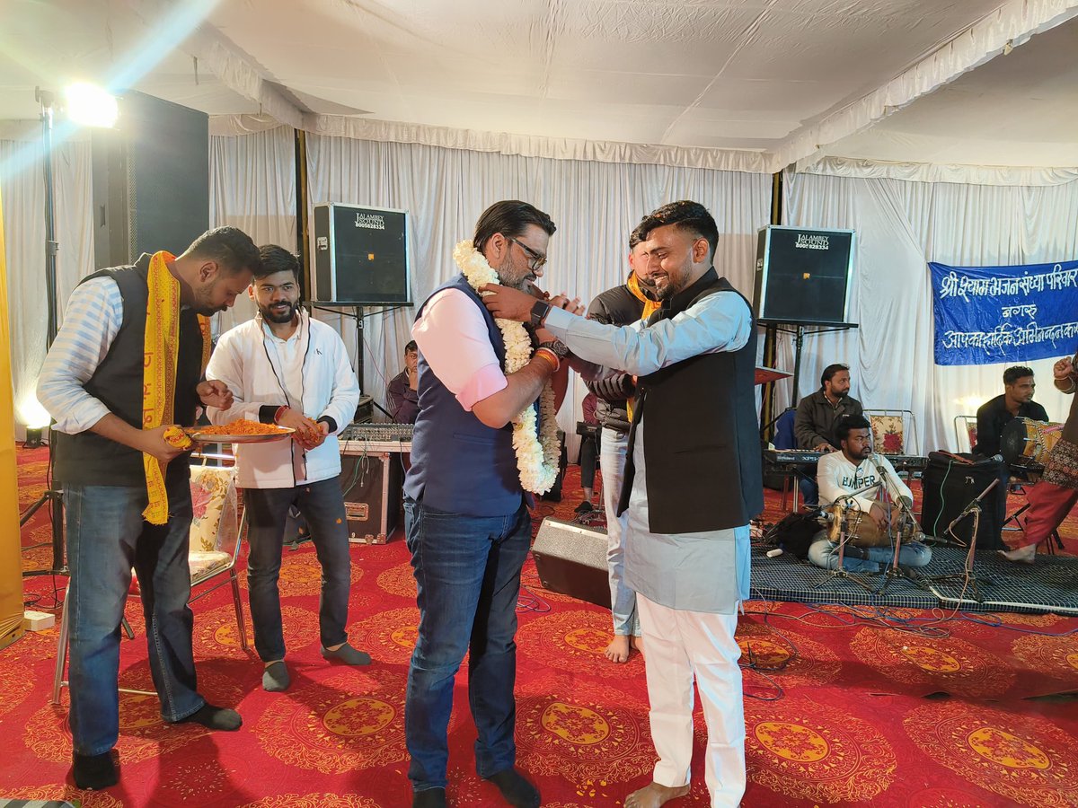 TeamShar4's tweet photo. श्री लोकेश शर्मा जी आज बगरू पहुंचकर टीम के साथी रामदयाल कुमावत जी की माताजी की द्वितीय पुण्यतिथि पर आयोजित भजन संध्या में शामिल हुए।
@_lokeshsharma https://t.co/kIEFqec2G3