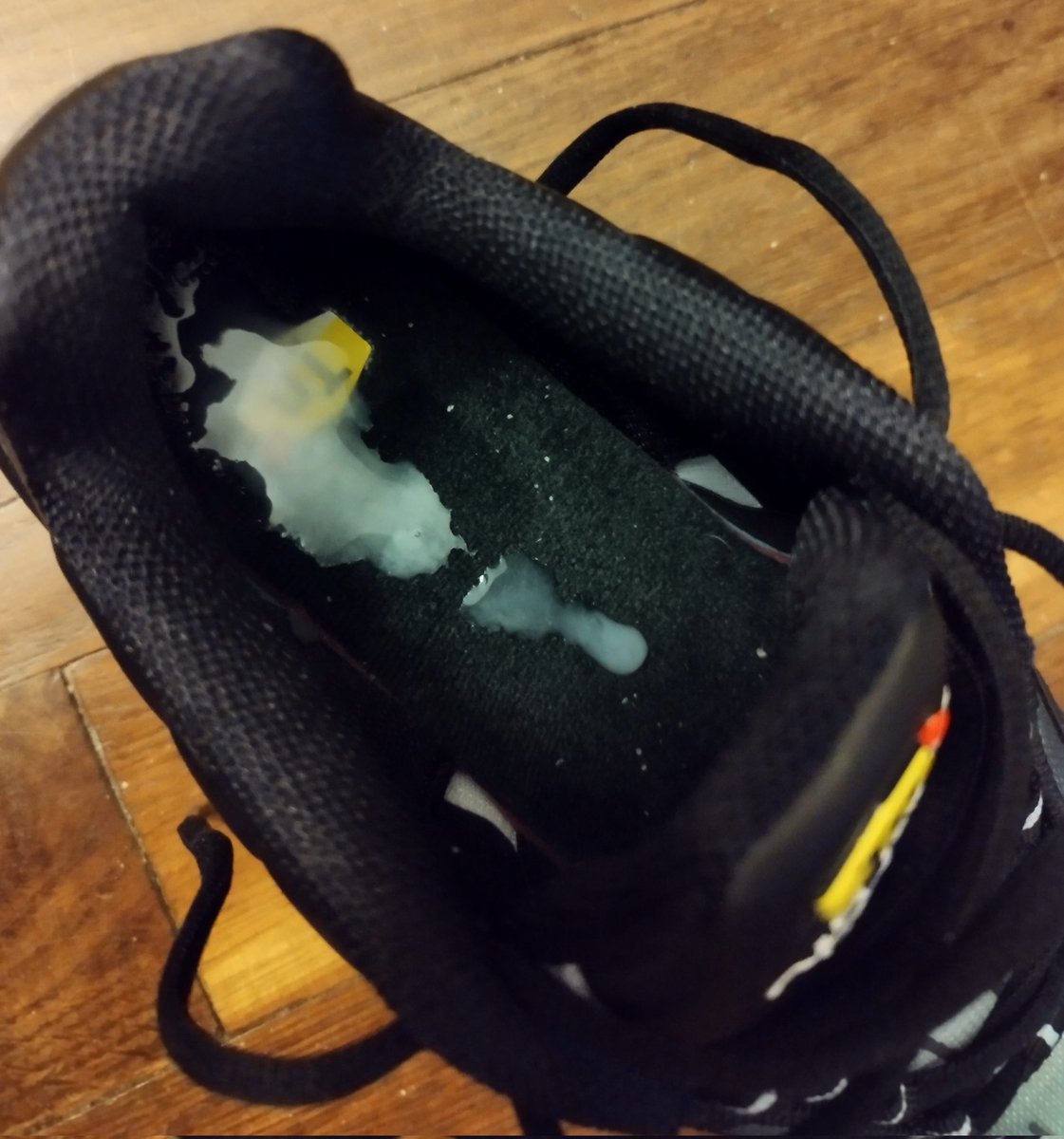 Nouvelle TN baptisée! 

Qui veut venir lécher? 
Ou réceptionné mon 💦 a la place de mes TNs? 

#tnfetish #niketn #fetish #sperm #gaysex #cho7 #gaykiffeur