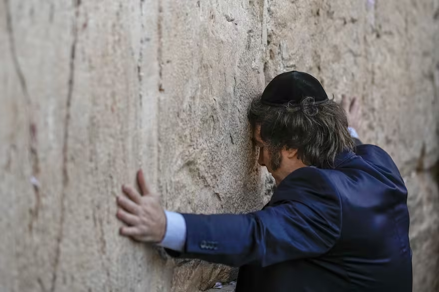 HumbertoTumini's tweet photo. Menem en la guerra del Golfo de 1990 apoyó a los EEUU y envió tropas. Tuvimos por ello dos tremendos atentados: la embajada de Israel y la AMIA. 
Ahora Milei va a Israel en guerra y lleva nuestra embajada a Jerusalem, en contra de la ONU y sin importarle las consecuencias aquí. https://t.co/w8ocdMN4lR