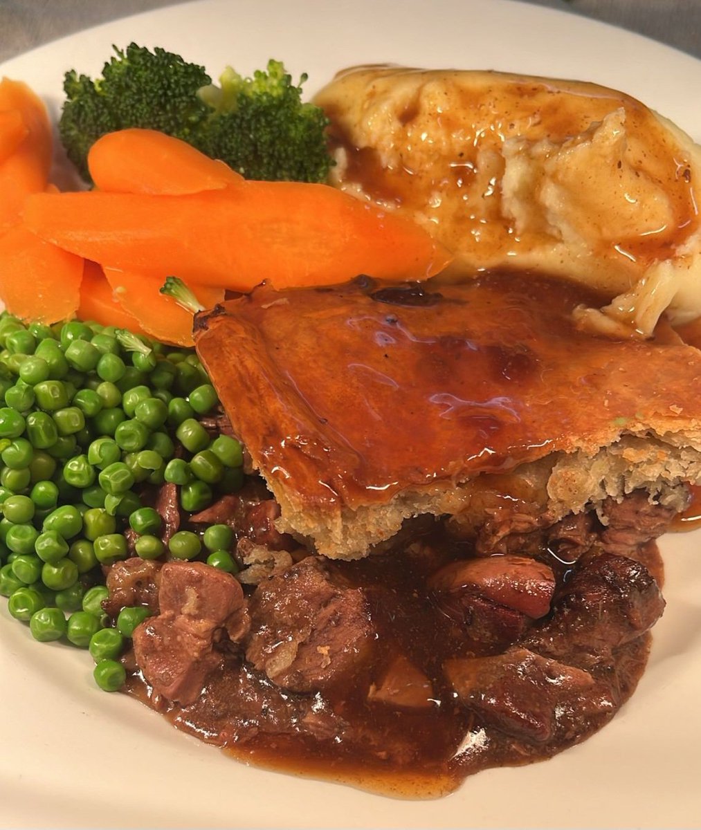 You cannot beat a homemade Steak & Kidney pie, especially in a cosy Peak District pub! 🥧

#eatdrinkexplorepdd #bamford #peakdistrictfood #pubgrub #steakandkidneypie