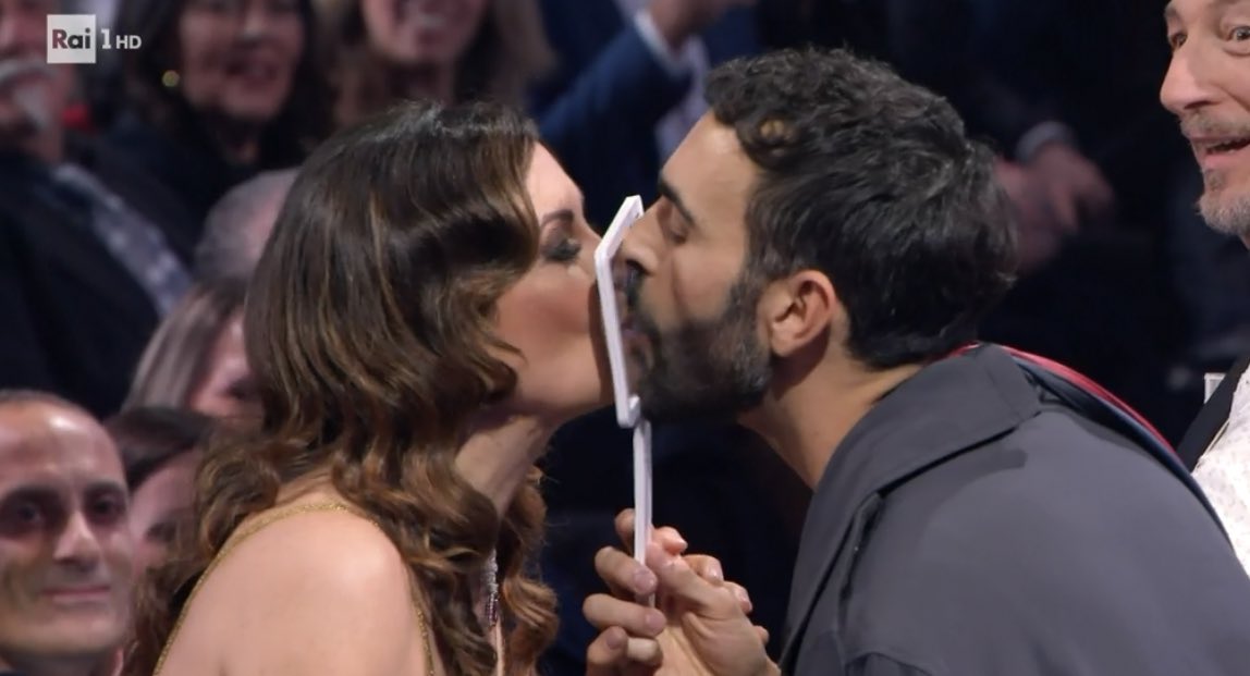 Luisadavino1's tweet photo. Giovanna quanto ti abbiamo invidiato 
💣
#MarcoMengoni 
#Sanremo24 
#SANREMO2024 https://t.co/fyCc640rpI