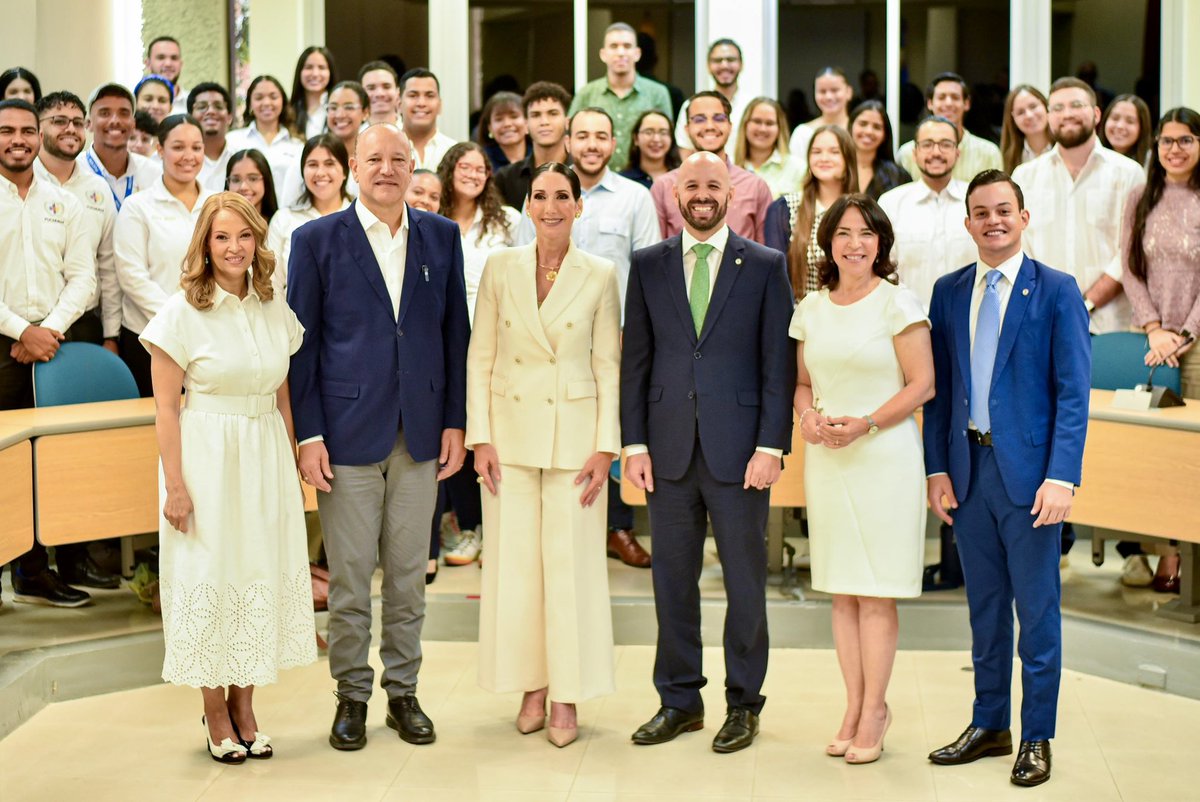 ulisesrodg's tweet photo. En la juventud radican las nuevas ideas, la visión fresca y la energía transformadora que contribuirá al cambio de nuestra ciudad corazón.  
Junto a la Primera Dama de la República Dominicana, @Raquelarbaje, y nuestra vicealcaldesa @marianamoreno compartimos ideas y reflexiones para motivar a los jóvenes universitarios a ser agentes de cambio en su entorno, destacamos la importancia de su responsabilidad social y política, y como su participación activa configura el futuro de nuestra sociedad.