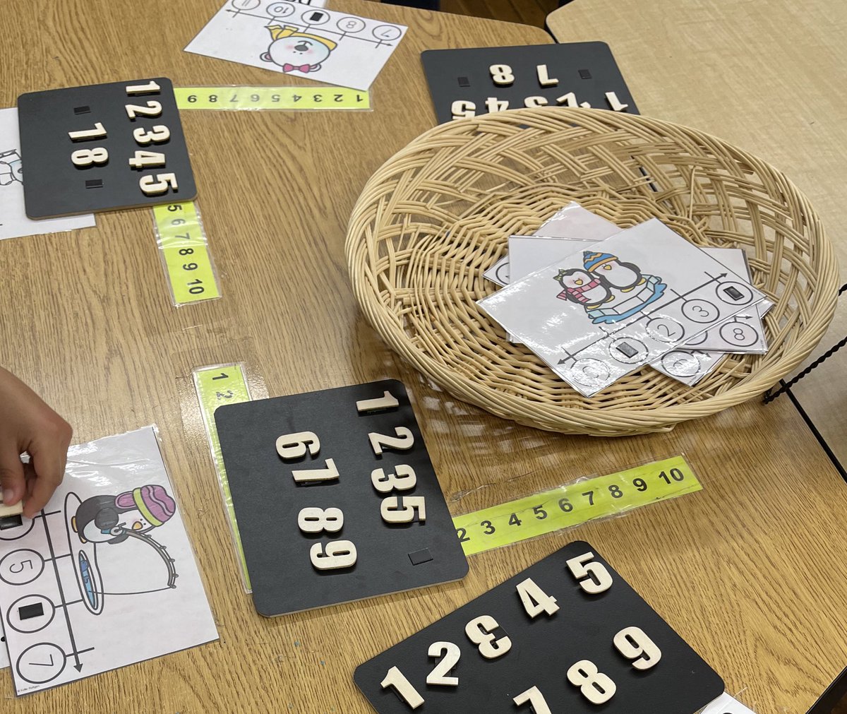 Children were practicing recognizing the numbers. @EY_uwindsor