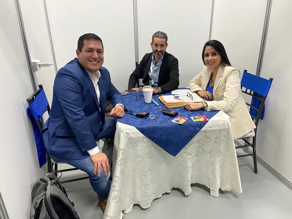 LuisaGonzalezEc's tweet photo. Feliz cumpleaños querido Andrés, un fuerte abrazo 
🎂🎁🎈🎊🎉⁦⁦@ecuarauz⁩ https://t.co/2LakP4K2TQ