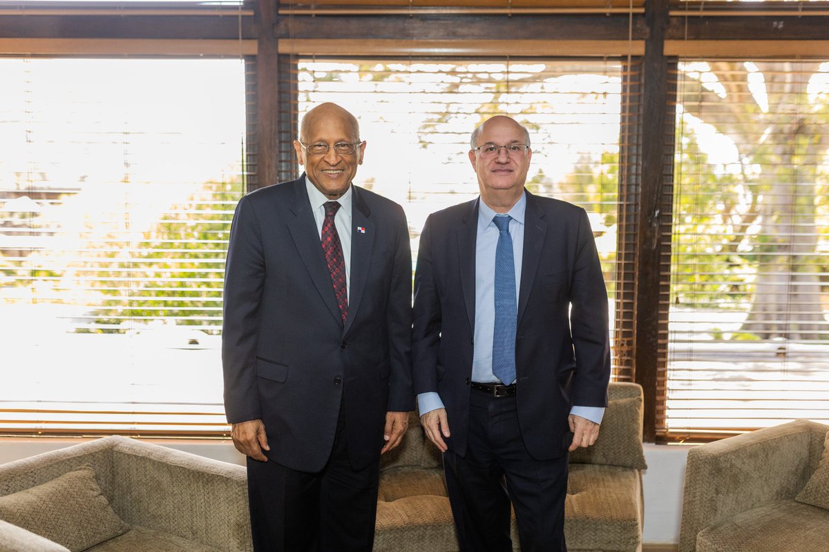 Excelente encuentro con el ministro Héctor Alexander de #Panamá durante nuestra reunión de Gobernadores de #Centroamérica y #RepDom. Firmamos nuevos proyectos transformadores en áreas importantes como la transformación digital, el financiamiento a 2.200 #MIPYMES y el mejoramiento