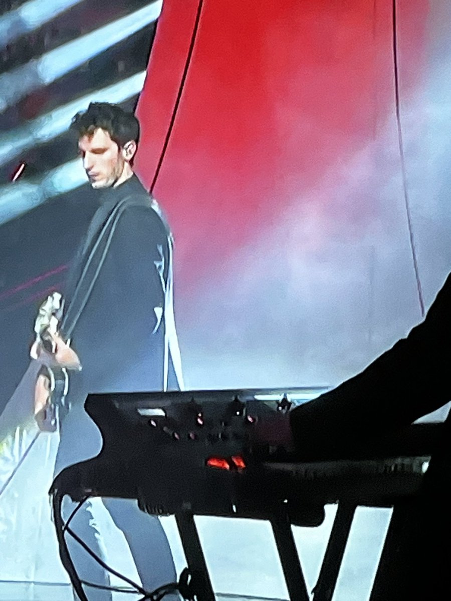 elixwon's tweet photo. Qui per apprezzare il chitarrista di Lazza #Sanremo24 https://t.co/vhvdu1Tz9J
