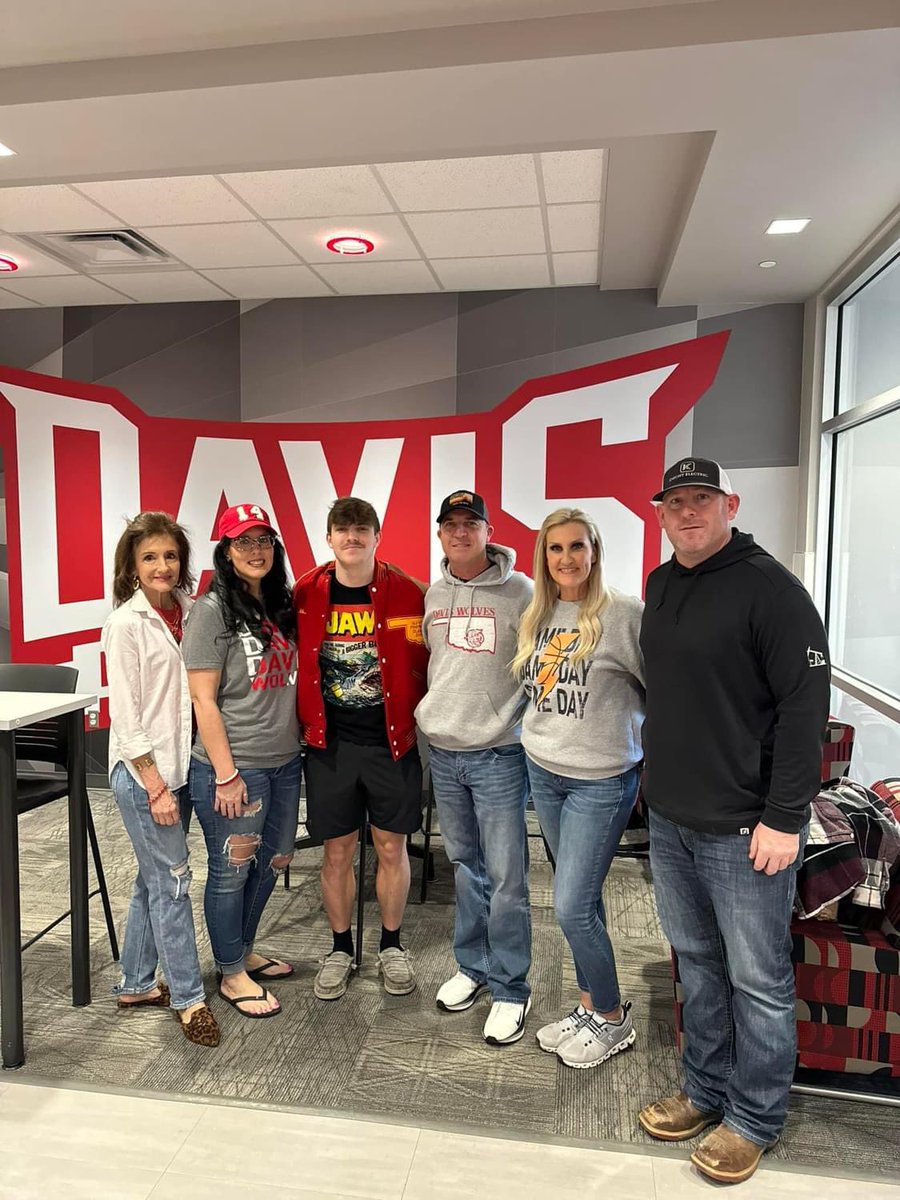 🐺🔴🏈 Those Jackets look good on ya @masontomlinson5 &amp; Tyson Moss🔥 #DavisWolves #EAT #WTD