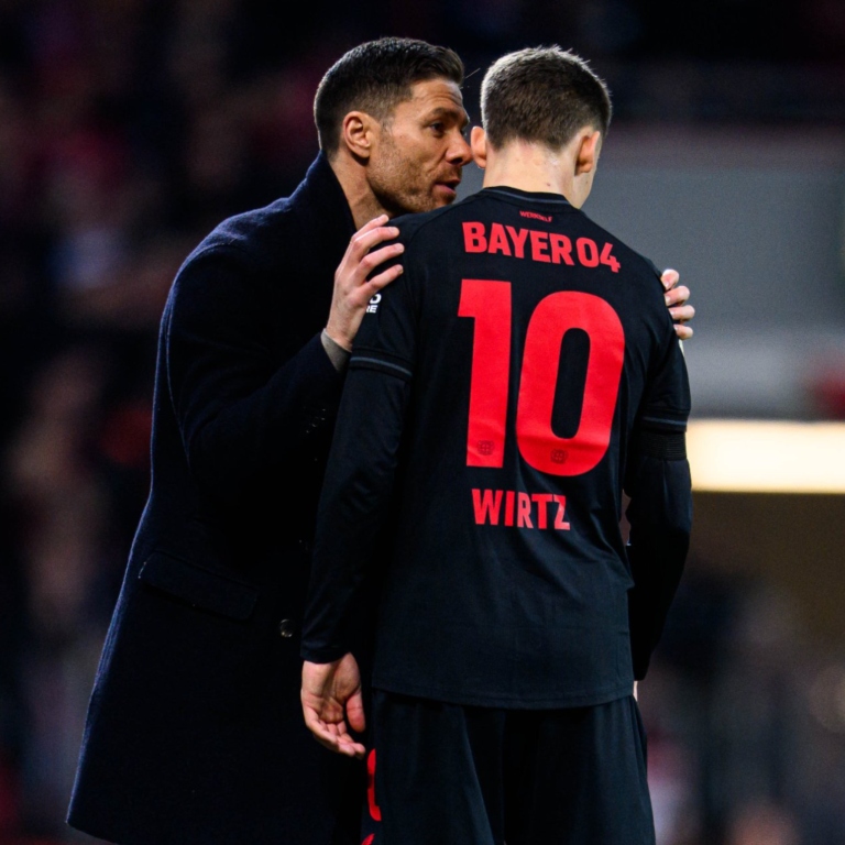 InvictosSomos's tweet photo. Hablemos de FLORIAN WIRTZ, por favor. Nada de lo que está haciendo es normal. Pasó 10 meses fuera de las canchas por una lesión de ligamento cruzado. Volvió hace apenas 1 año. Y, ahora mismo, es uno de los mejores jugadores en Europa. 

Hoy, con un espectacular doblete de asistencias, guió al Bayer Leverkusen a las semifinales de la DFB Pokal. Y con sus 8 GOLES Y 15 ASISTENCIAS (el máximo asistente de la temporada en el fútbol TOP 5) ha sido fundamental para que su equipo lleve 30 PARTIDOS INVICTO y siga con opciones de ganar la Bundesliga, la Copa Alemania y la UEFA Europa League. 

No tiene los reflectores y la atención mediática de otras figuras juveniles, pero es, sin duda, uno de los talentos más esperanzadores y emocionantes del mundo entero.

Por talento, personalidad y entendimiento del juego, estamos frente a un chico que cuenta con todo lo necesario para marcar una época en el planeta fútbol.

Es un elegido. Lo sabe Xabi Alonso, lo saben los aficionados del Leverkusen, lo saben los alemanes y lo sabemos todos los que hemos tenido la oportunidad de seguirlo durante sus primeras temporadas como profesional.

DESTINADO A LA GRANDEZA.