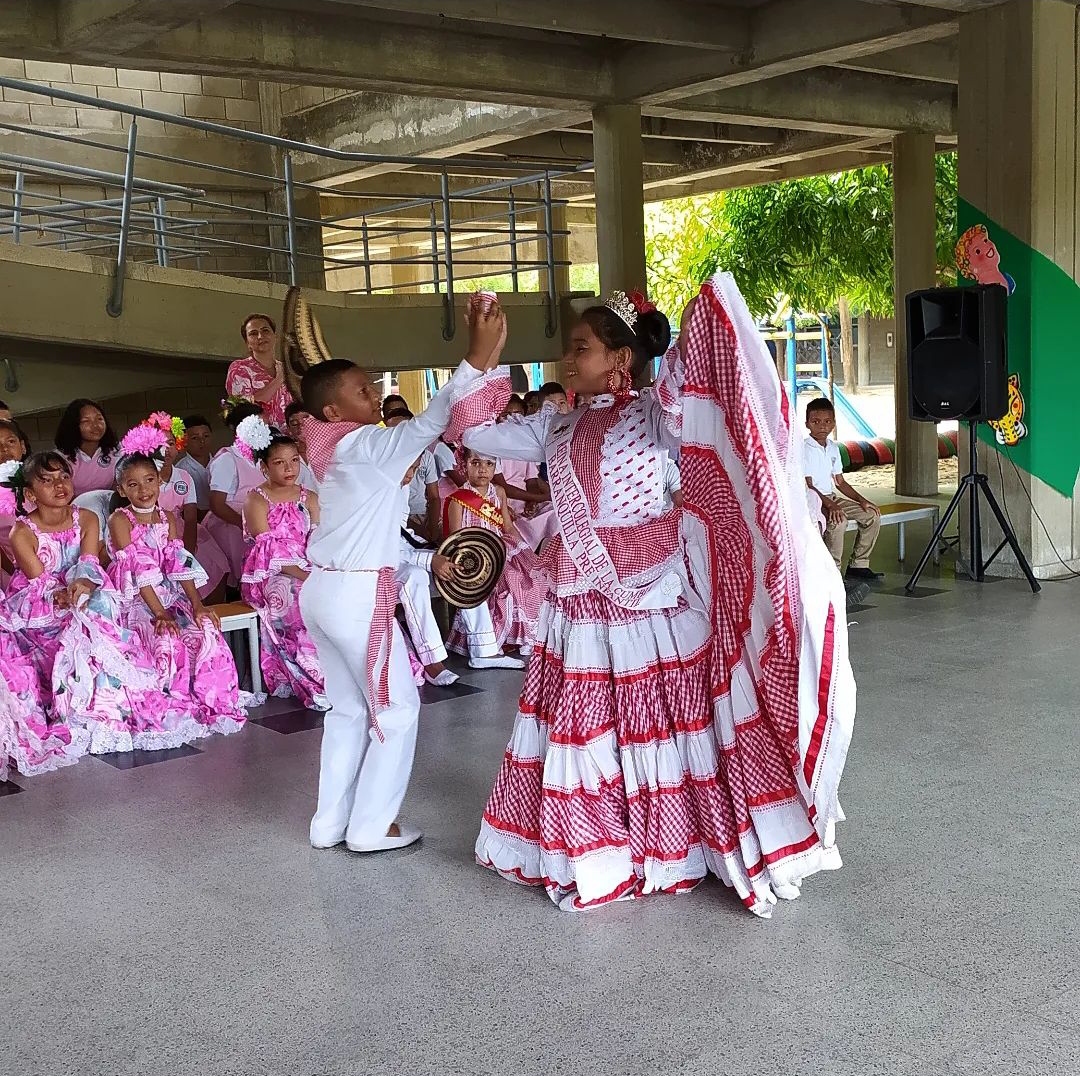 IedPies's tweet photo. La tradición del carnaval vive en la @IedPies y se perpetúa en el alma de estudiantes y docentes liderados por nuestra rectora, @heidy2009.

#QuienLoViveEsQuienLoGoza #TalentoPiesDescalzos 👣 https://t.co/etAhKxZPiJ