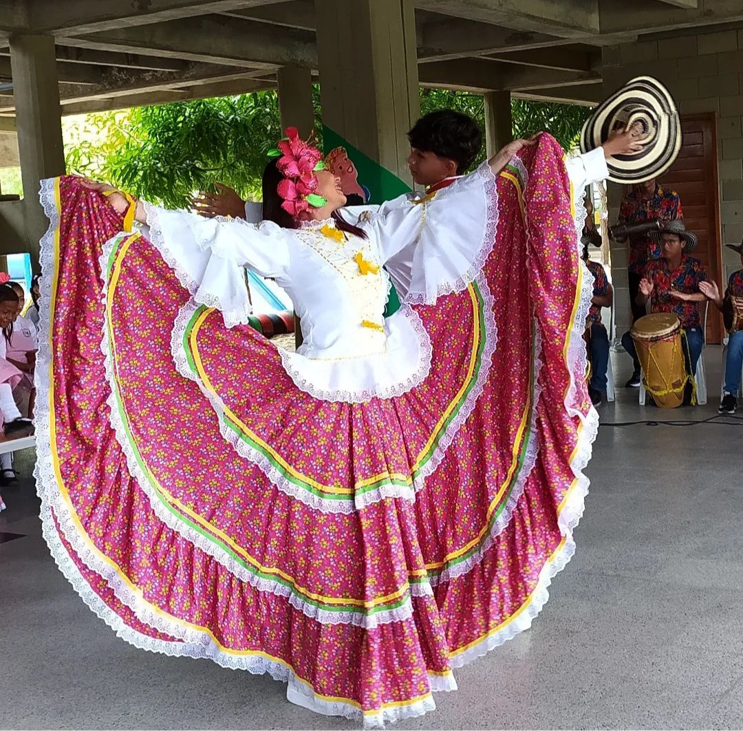 IedPies's tweet photo. La tradición del carnaval vive en la @IedPies y se perpetúa en el alma de estudiantes y docentes liderados por nuestra rectora, @heidy2009.

#QuienLoViveEsQuienLoGoza #TalentoPiesDescalzos 👣 https://t.co/etAhKxZPiJ