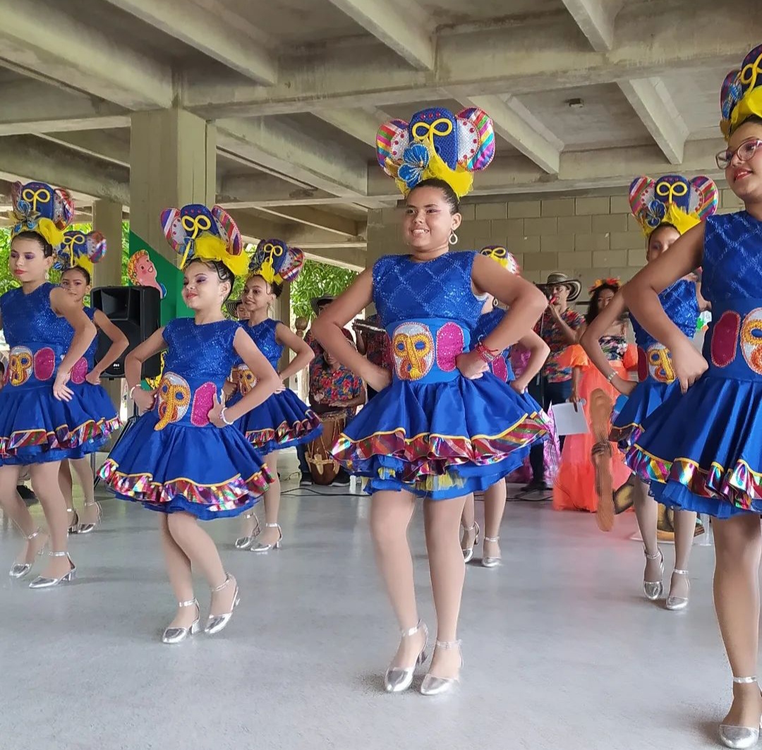 IedPies's tweet photo. La tradición del carnaval vive en la @IedPies y se perpetúa en el alma de estudiantes y docentes liderados por nuestra rectora, @heidy2009.

#QuienLoViveEsQuienLoGoza #TalentoPiesDescalzos 👣 https://t.co/etAhKxZPiJ
