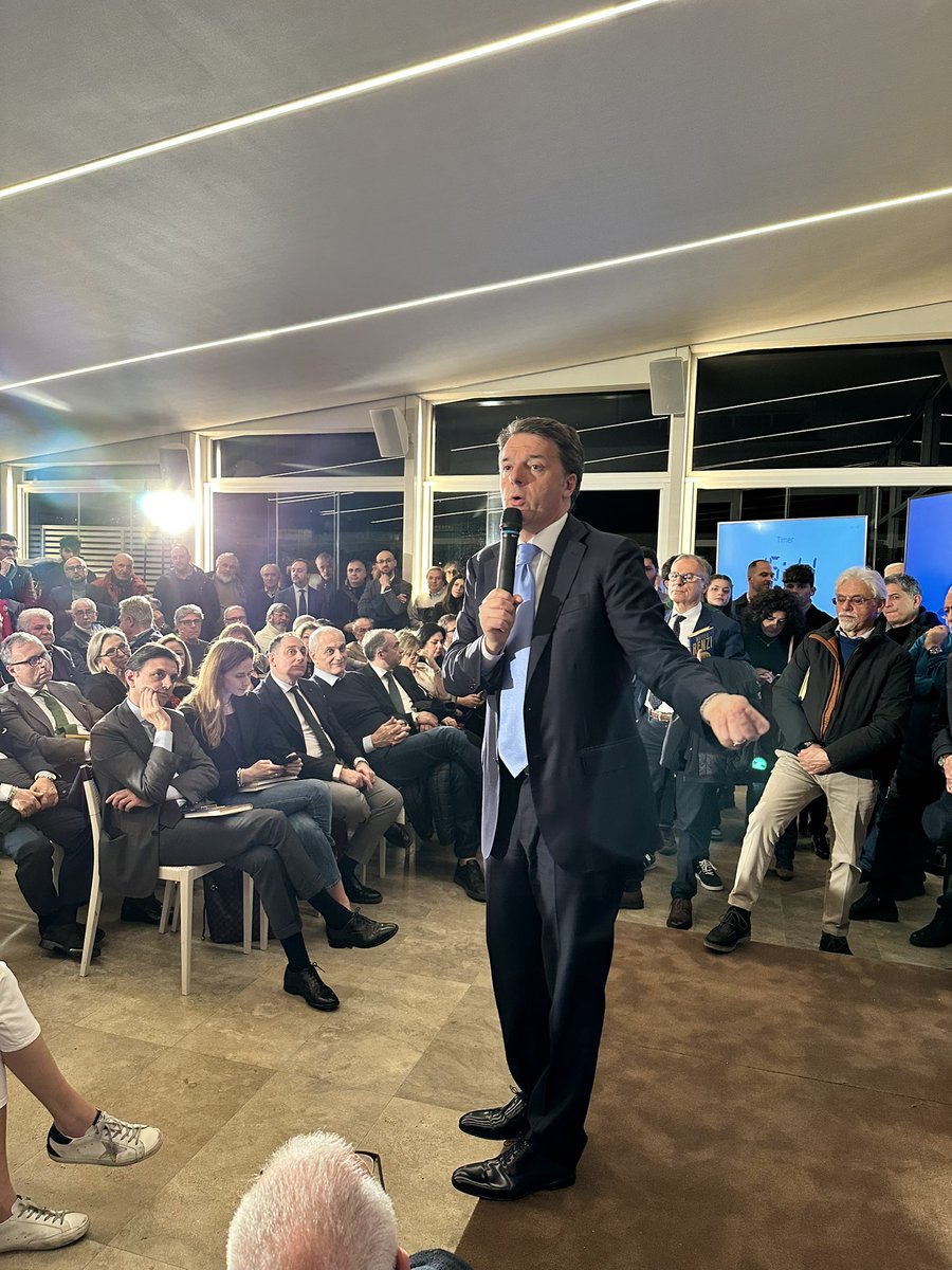 catvitiello's tweet photo. Grande serata all’Hotel Mediterraneo di Napoli con @matteorenzi e con tantissimi amici per #PallaalCentro https://t.co/X2Vp2zFxgs