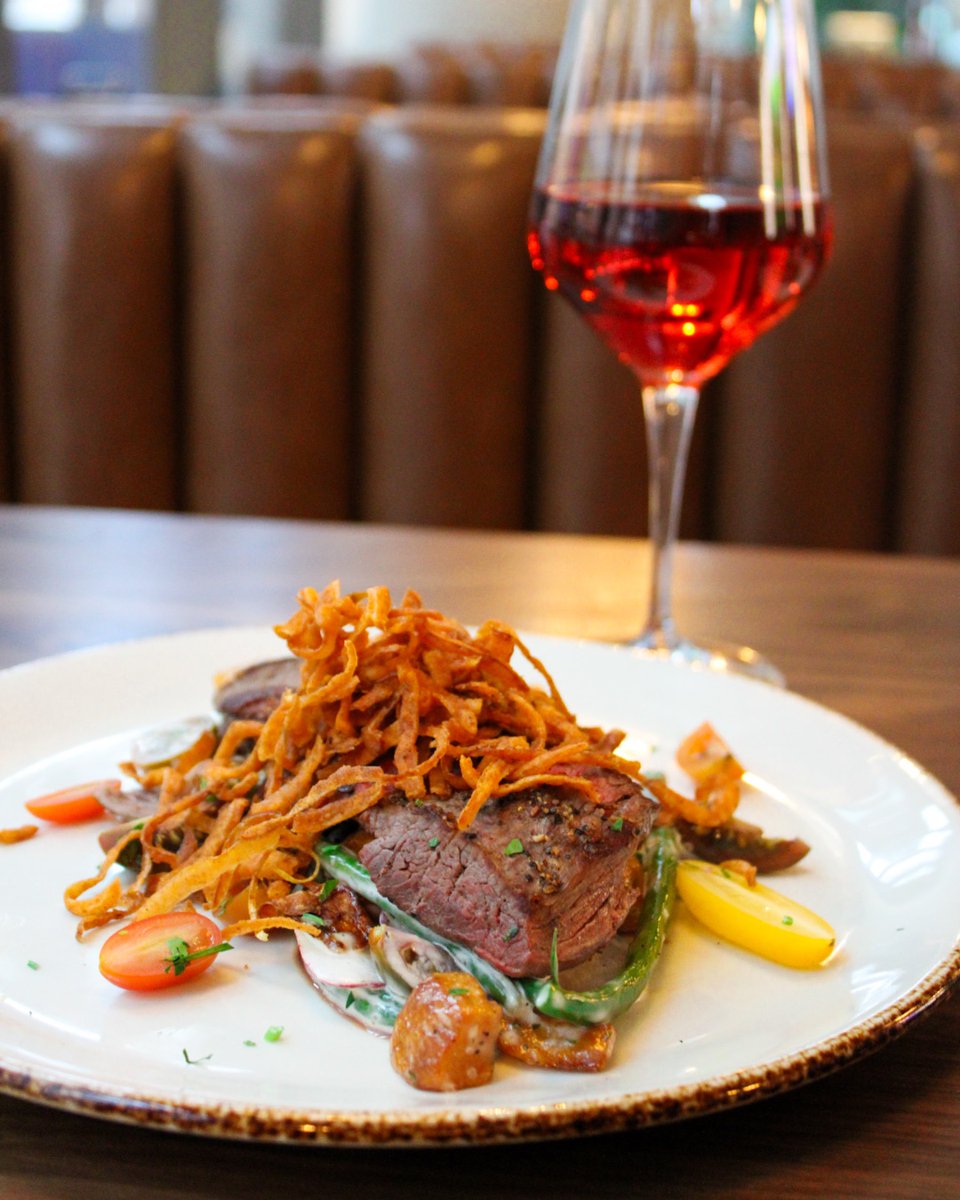Happy hour wine and feeling fine ✨😌🍷 Enjoy a glass during our Sun-Thur happy hour from 4-6pm with some dinner! Our unique Steak Salad is the perfect midweek dinner 😋

#grantparkbistro #happyhour #chicagofoodie #steaksalad #chicagorestaurant #happyhourfood #chicagohappyhour