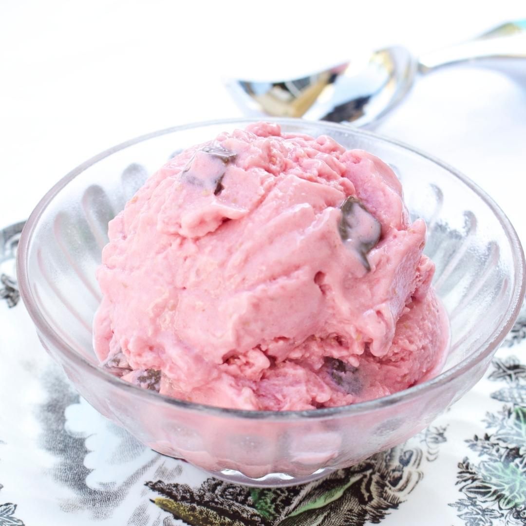 Fro-yo with a kick! This Spicy Chocolate Raspberry Frozen Yogurt is easy to make and even more delicious to eat. redrazz.org/recipe/spicy-c…