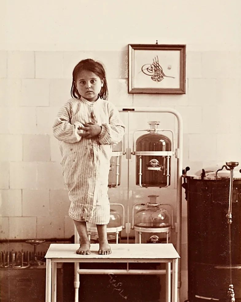 Osmanlı Devleti’nin ilk çocuk hastanesi olan Hamidiye Etfal Hastanesi'nde sol ayağından ameliyat olan bir kız çocuğunun ameliyat ve iyileşme süreci, 1900'lerin başı

🔗İstanbul Üniversitesi Nadir Eserler Kütüphanesi
