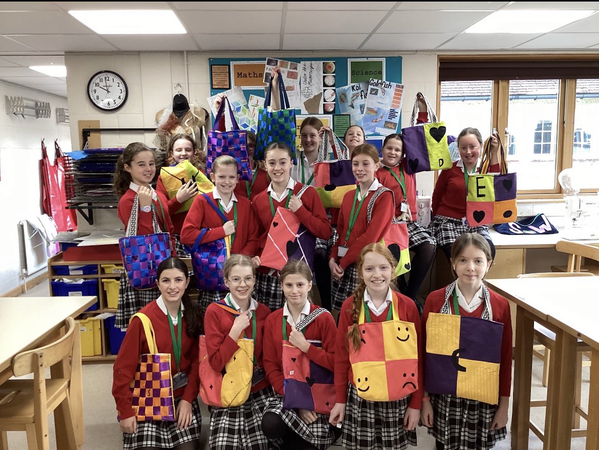 PipersArts's tweet image. More fabulous bags finished by the second Year 7 group today! #PipersYear7 #PipersSenior