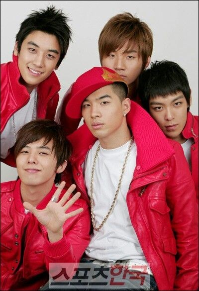 BBEVERYTHINGBR's tweet photo. [🏆|👑] BIGBANG se juntou ao G DRAGON como os únicos atos do kpop a conseguir o título de "Cheon-nyeon-dol" ou idolos do 1000 anos, a mídia relatou que "o grupo é formado por alquimistas que fazem batidas simples virarem ouro."

Via: Allkpop
#BIGBANG #빅뱅 https://t.co/ecTVfxkSDz