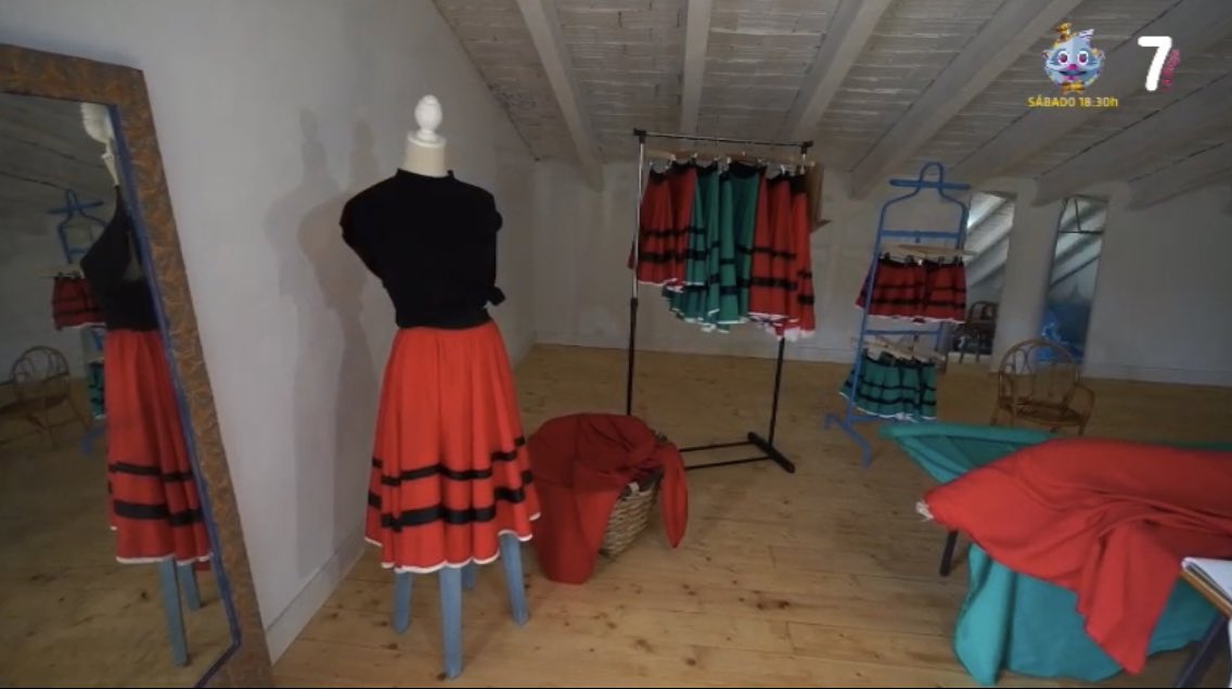 EsterRBazo's tweet photo. Faldoneta ❤️
Moda tradicional, sostenible, hecha en La Rioja por mujeres.
Gran trabajo de @montsecatalant en #HechoenLaRioja 📺 https://t.co/aFMQaS0oIC