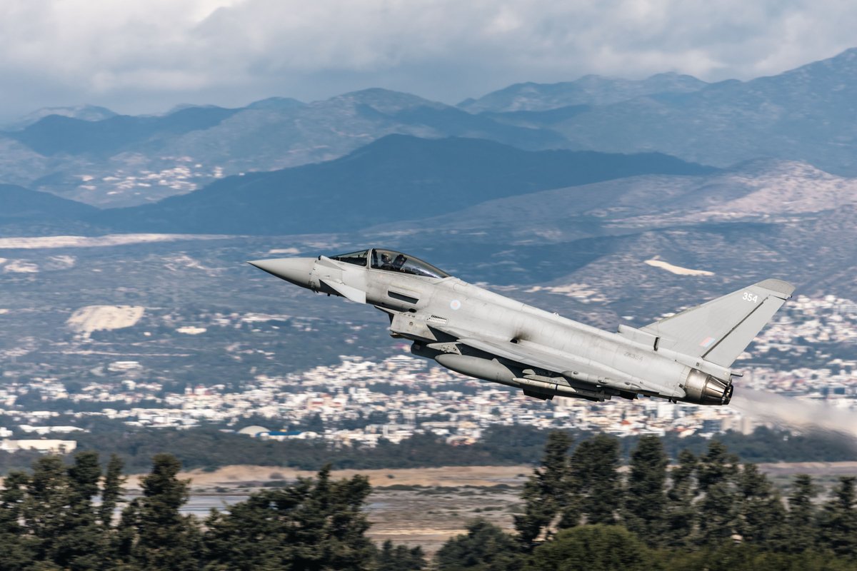 Roberto_yeager's tweet photo. Los #Typhoon del XI (Fighter) Sqn de la #RAF han llegado a la Base de King Abdulaziz en Arabia Saudí, para el ejercicio #SpearsofVictory. También habrá EF-2000🇸🇦y🇴🇲, #Tornado🇸🇦, F-15 #Eagle's 🇸🇦y🇶🇦, F-16 #Falcon de 🇧🇭, 🇬🇷 y🇦🇪, #Rafale 🇫🇷 y JF-17🇵🇰
https://t.co/gEnn4z3he2 https://t.co/kI5fKak3rG