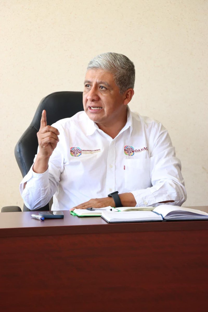 SEFADER_GobOax's tweet photo. El secretario @LopezLeyvaV y los subsecretarios, Mario Robles Gonzalez y Flavio Aragon; realizan reunión de trabajo semanal con las áreas operativas de la dependencia, para evaluar las acciones a realizar en próximos eventos y analizan la operatividad de los programas productivos de la #SEFADER que benefician a productoras y productores del estado.

@GobOax 
@salomonj