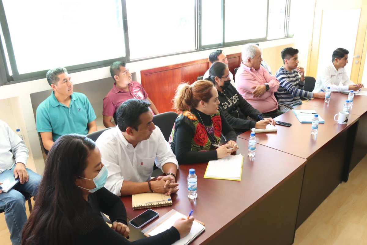 SEFADER_GobOax's tweet photo. El secretario @LopezLeyvaV y los subsecretarios, Mario Robles Gonzalez y Flavio Aragon; realizan reunión de trabajo semanal con las áreas operativas de la dependencia, para evaluar las acciones a realizar en próximos eventos y analizan la operatividad de los programas productivos de la #SEFADER que benefician a productoras y productores del estado.

@GobOax 
@salomonj