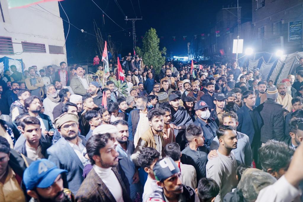 SherMJunejo's tweet photo. #حیدرآباد/ سابق صوبائی وزیر آبپاشی سندھ جام خان شورو خان ​​ڈیرہ پٹھان کالونی #PS64/#NA220 سٹی حیدرآباد میں کارنر میٹنگ میں پہنچ گئے۔
اس موقع پر پاکستان پیپلز پارٹی کے امیدوار برائے MNA NA-220 وسیم راجپوت اور امیدوار برائے MPA PS-64 مختیار احمد (عاجز دھامراہ) بھی موجود تھے https://t.co/5RgChLQn4y