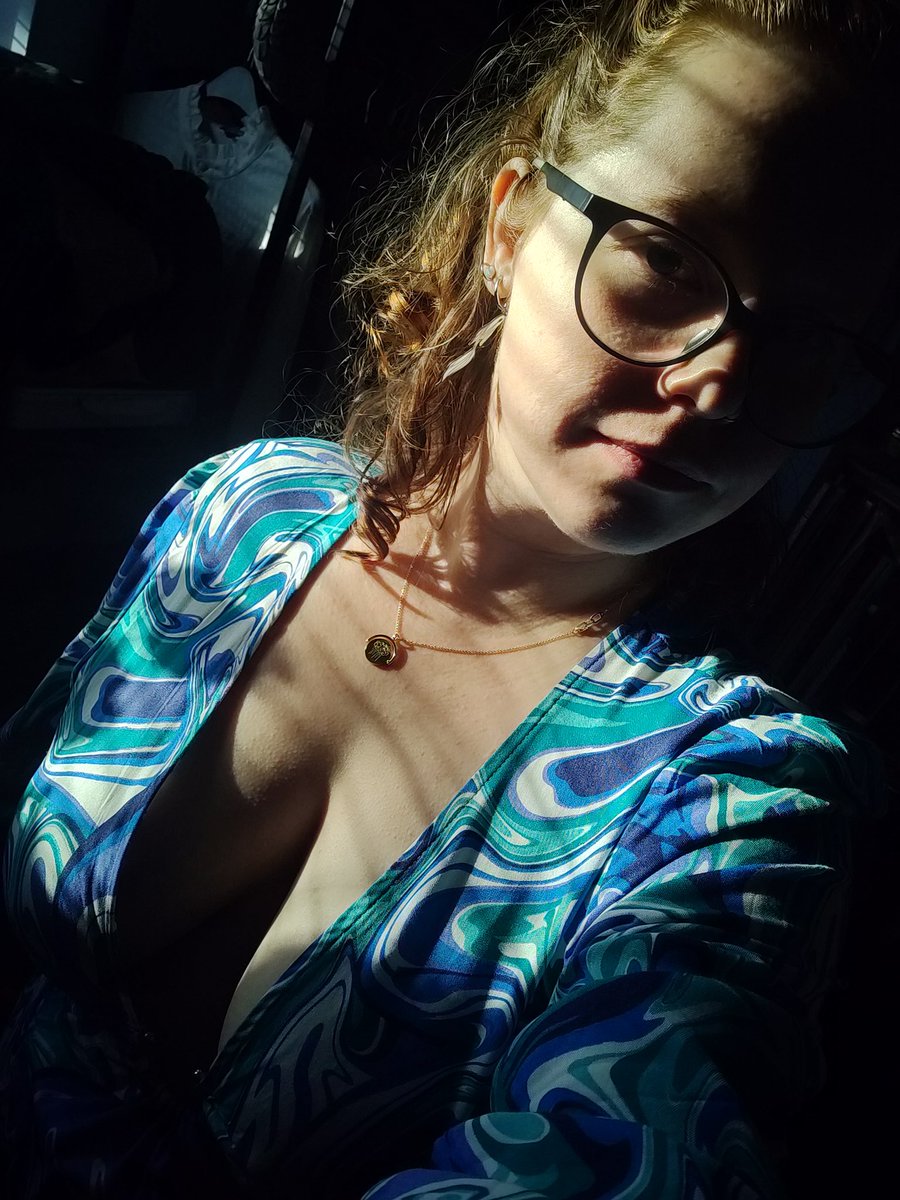 LittleRedZephyr's tweet photo. I bought a dress in TK Max for £2.50 for the shits and gigs. Turns out it fucking suits me. 🤡 https://t.co/SWi5YJUeFE