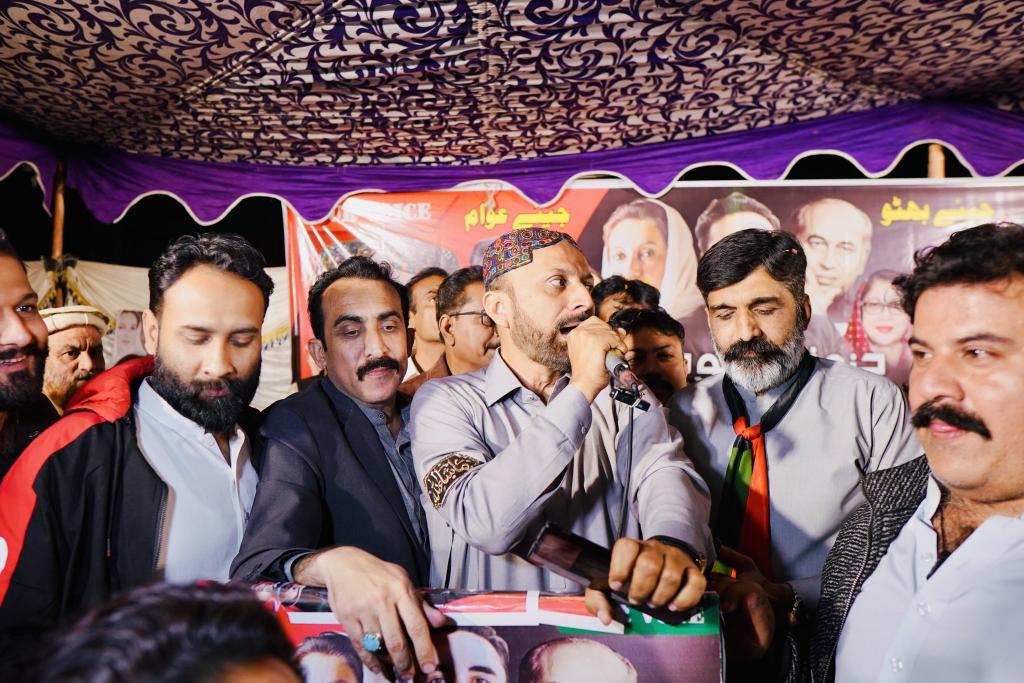 SherMJunejo's tweet photo. #حیدرآباد/ سابق صوبائی وزیر آبپاشی سندھ جام خان شورو خان ​​ڈیرہ پٹھان کالونی #PS64/#NA220 سٹی حیدرآباد میں کارنر میٹنگ میں پہنچ گئے۔
اس موقع پر پاکستان پیپلز پارٹی کے امیدوار برائے MNA NA-220 وسیم راجپوت اور امیدوار برائے MPA PS-64 مختیار احمد (عاجز دھامراہ) بھی موجود تھے https://t.co/5RgChLQn4y