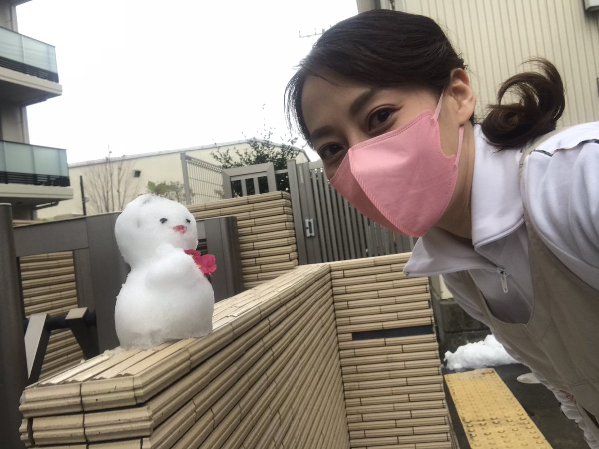昨日は、保育園のお玄関のお掃除ついでに雪だるまちゃんを作ってみました💕
落ちていた花びらで、お花を持たせてみたよ💐

こども達が帰る時、喜んでくれたら♡
andお迎え保護者様がほっこりしてもらえればいいな♡と想いを込めました😚

#ゆきだるま
