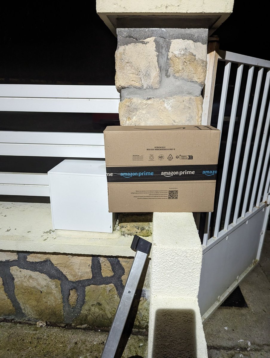 babs893's tweet photo. #amazonfrance #amazon @AmazonFrance "votre colis a été livré en mains propres"
Les mains propres : https://t.co/e2JW4R07T5