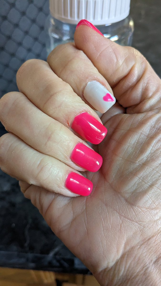 Curing the winter blues🥰
#Pinkout 💗 #Valentineinspo 💕💅🏼 #naildesign #valentinenails #simple