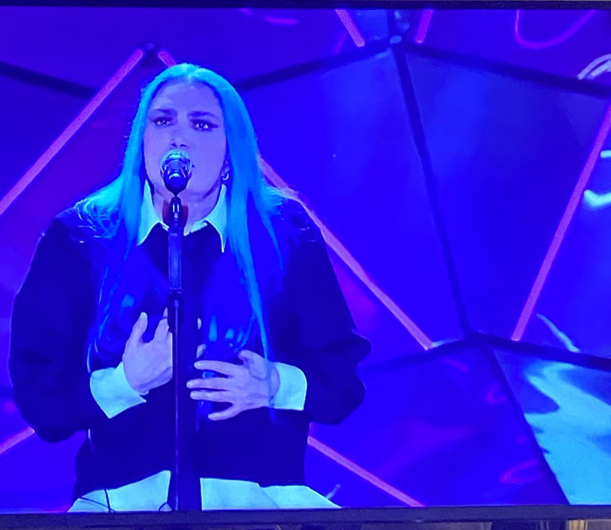 Io sono pazza di me
E voglio gridarlo ancora
Non ho bisogno di chi mi perdona io, faccio da sola
E sono pazza di me
Sì perché mi sono odiata abbastanza
Prima ti dicono basta sei pazza e poi
Poi ti fanno santa #Sanremo2024 <a href="/LoredanaBerte/">Loredana Bertè</a>