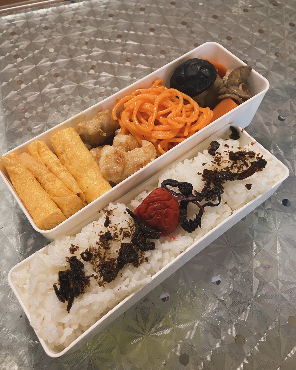 tatsu10276's tweet photo. おはよう。ちゃんと弁当。仕事で今日やる事をアレコレ考えながら…でも弁当作りの手順も考えながら…。w 人間の思考って…結構複数のタスクをこなせるんだね。最近思ってるのが…歳を重ねれば重ねる程に、努力が必要なのかな？ってね。だって、自分を躾けてくれる人はいないから…。　＃弁当男子 https://t.co/QbAr72AxTX