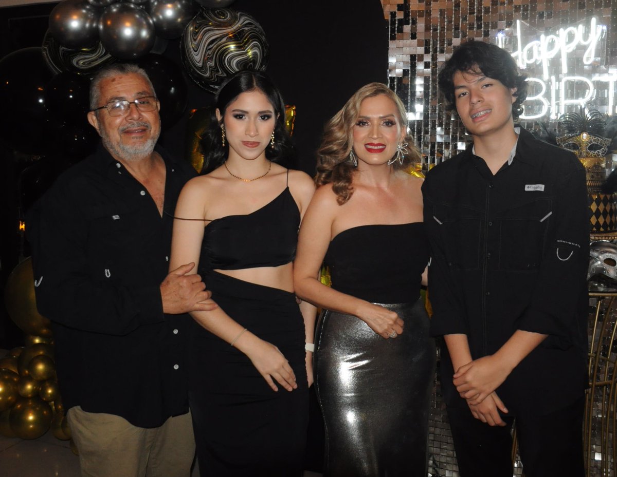 enter504's tweet image. #CoberturaSocial FOTOS: Ana Patricia Girón celebra sus 50 primaveras con una elegante fiesta    #Sociales #FiestaDeCumpleaños #50Primaveras #SPS #Honduras #Enter504HN 
👉 enter504.com/ana-patricia-g…