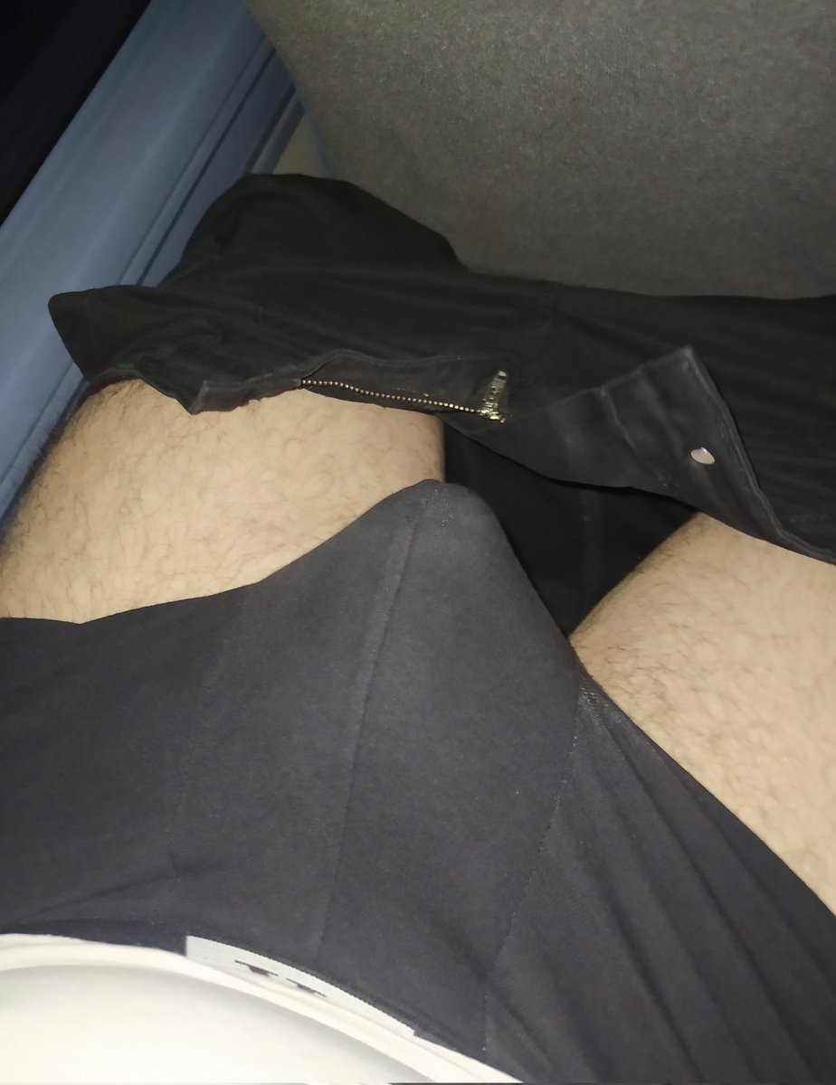 ember0303's tweet photo. quando viene il cazzo duro sul bus... https://t.co/iMWBJyQicL