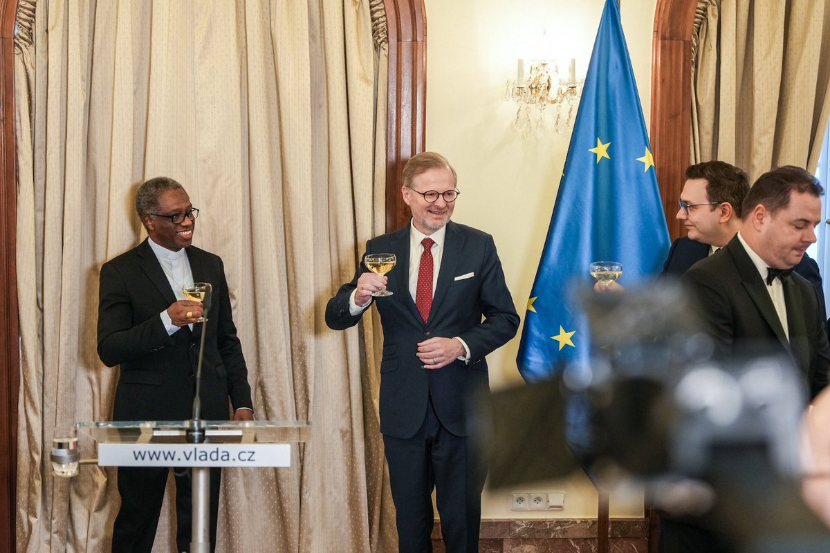 P_Fiala's tweet photo. Každý rok se pravidelně setkávám já a ministři s diplomatickým sborem. Je to dobrá příležitost, jak se bavit i neformálně o řadě témat a bezpečnostní situaci ve světě, které musíme společně čelit. 

Poděkoval jsem všem velvyslankyním a velvyslancům za spolupráci a budu se těšit na další budoucí setkání! 👍🏻