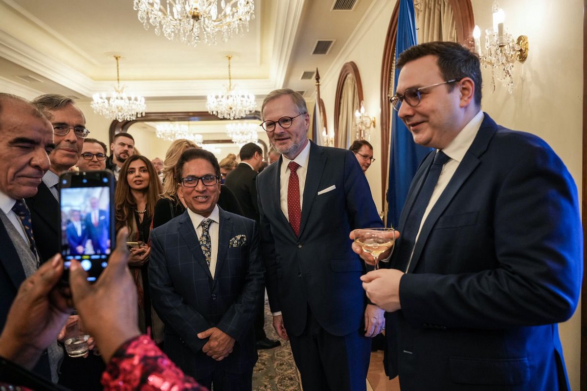 P_Fiala's tweet photo. Každý rok se pravidelně setkávám já a ministři s diplomatickým sborem. Je to dobrá příležitost, jak se bavit i neformálně o řadě témat a bezpečnostní situaci ve světě, které musíme společně čelit. 

Poděkoval jsem všem velvyslankyním a velvyslancům za spolupráci a budu se těšit na další budoucí setkání! 👍🏻