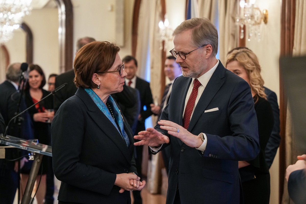 P_Fiala's tweet photo. Každý rok se pravidelně setkávám já a ministři s diplomatickým sborem. Je to dobrá příležitost, jak se bavit i neformálně o řadě témat a bezpečnostní situaci ve světě, které musíme společně čelit. 

Poděkoval jsem všem velvyslankyním a velvyslancům za spolupráci a budu se těšit na další budoucí setkání! 👍🏻