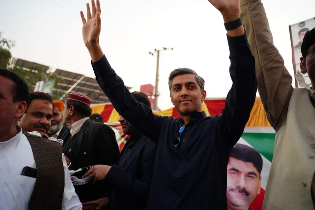 لودھراں: علی خان ترین نے یونین کونسل ڈانوراں میں رانا انتظار، شیخ محمود اور راؤ وکیل کی جانب سے منعقدہ کارنر میٹنگ میں شرکت کی اور خطاب کیا۔ 
اس موقع پر امیدوار برائے صوبائی اسمبلی حلقہ پی پی 227 مہر محمد اشرف سیال، رانا ارسلان خان و دیگر قائدین بھی شریک تھے۔