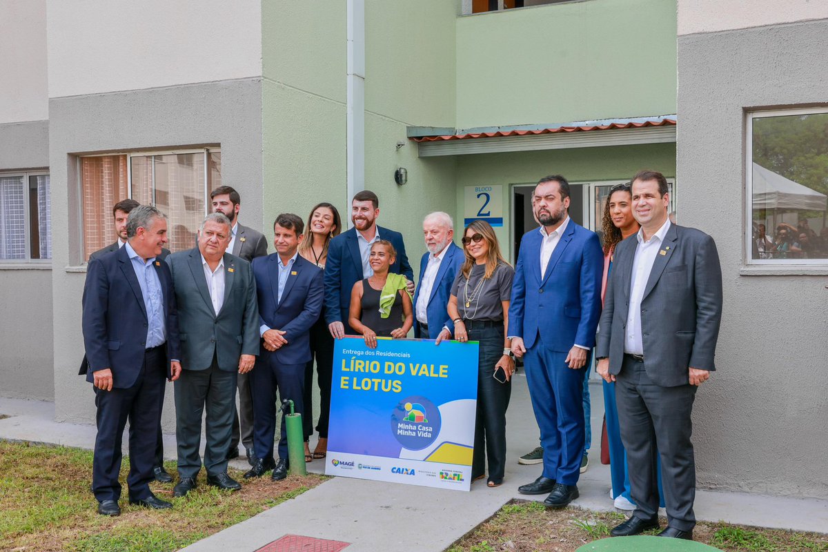 A felicidade no rosto de quem agora tem moradia digna! Hoje, em Magé, foram entregues 832 unidades do Minha Casa, Minha Vida. Assim como a dona Ana, 3.328 pessoas foram beneficiadas diretamente e, depois de anos, finalmente realizaram o sonho da casa própria! 📷 Ricardo