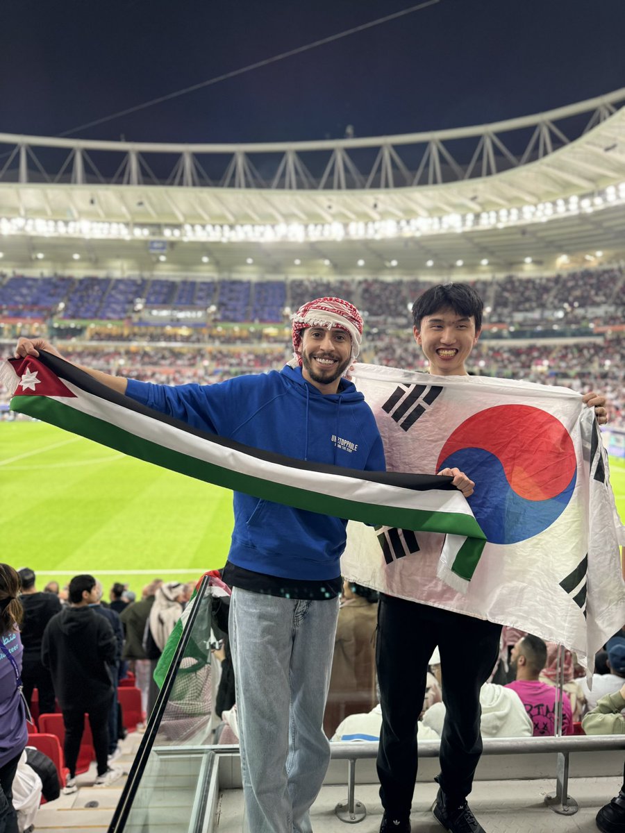 mohm_nabeel's tweet photo. شعب واحد مش شعبين🇰🇷🇯🇴😂😂😂
تزعلوش بس خليكم على الأندومي أحسن😂😂 https://t.co/A0NITTky8k
